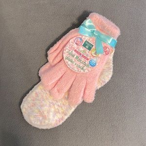 Earth Therapeutics aloe moisture gloves and socks